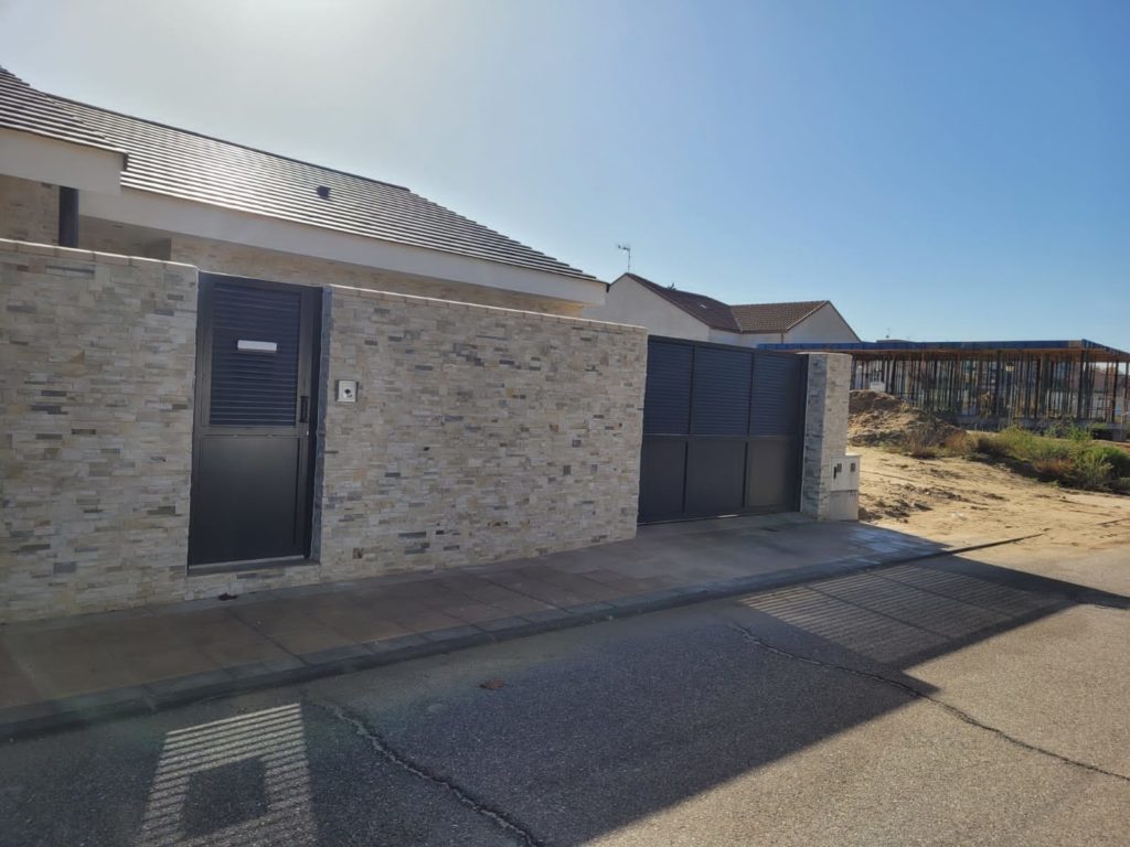 Puertas peatonales laterales para garajes | Iryma Automatismos